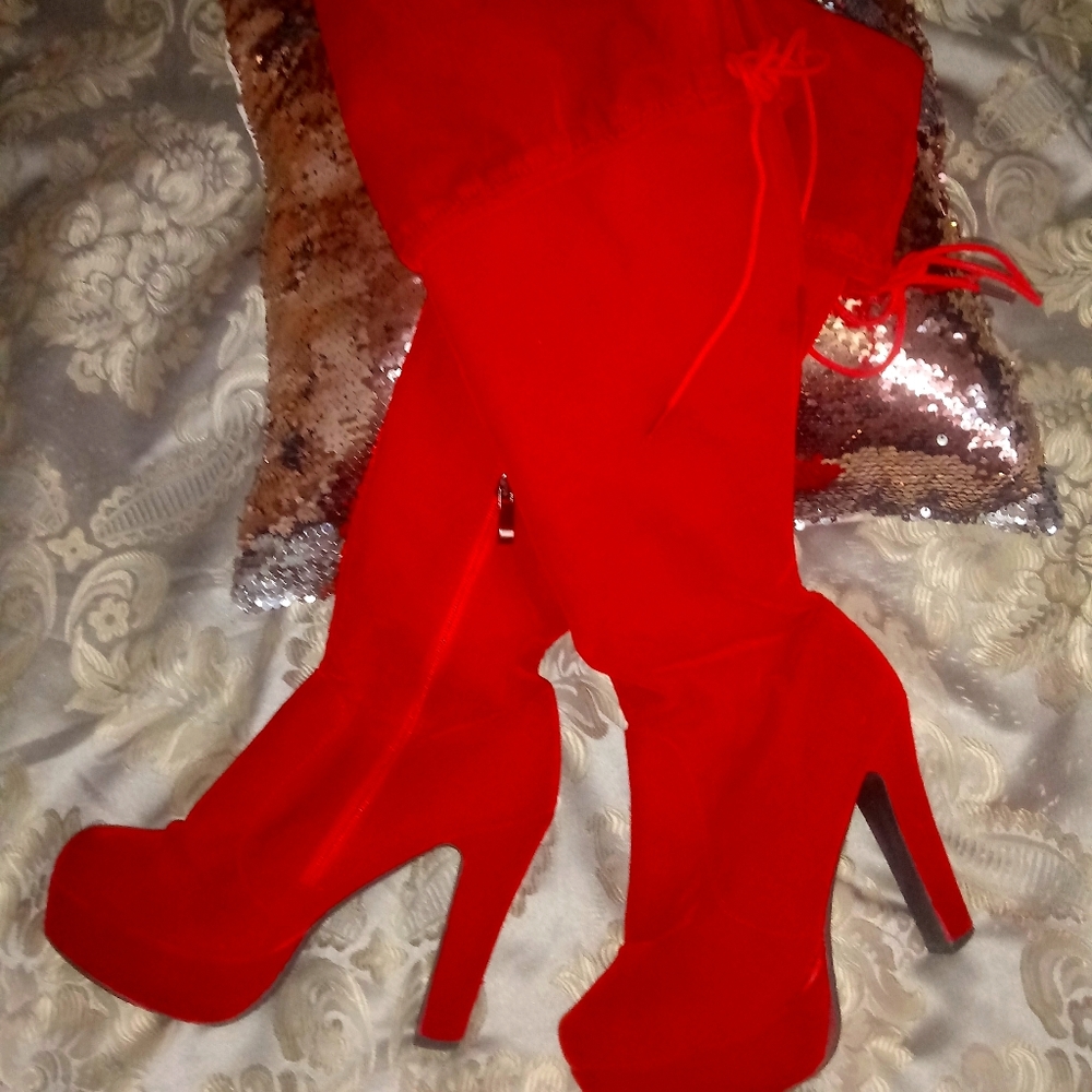 👢 Red Velvet Boots